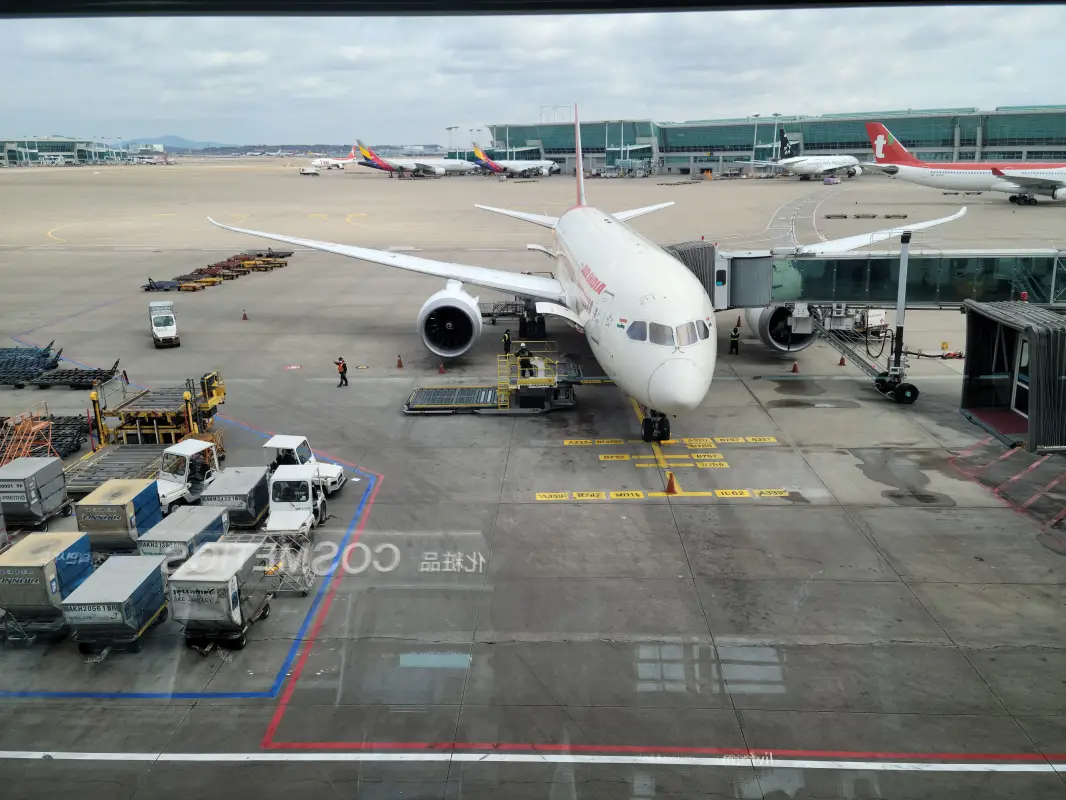 뉴델리로 출발할 비행기가 인천공항 계류장에 있음