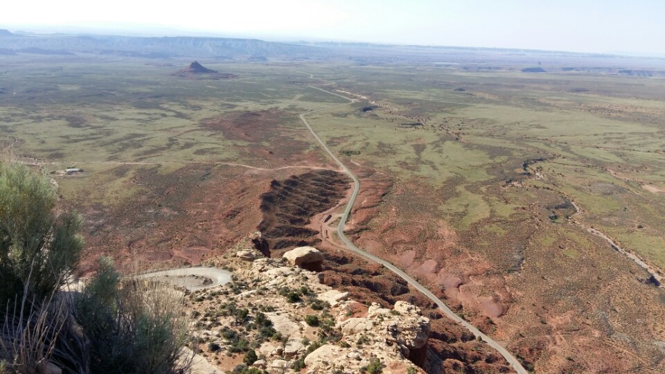Moki Dugway 전망대에서 바라본 모습으로 넓은 광야에 쭉 뻗은 도로가 보임