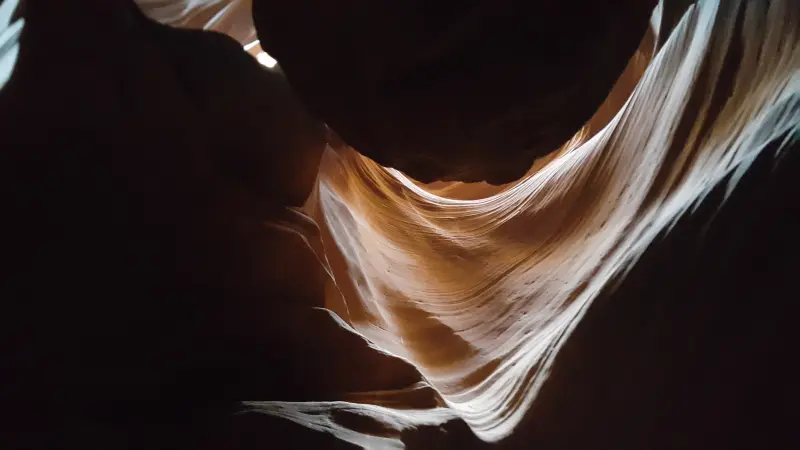 Antelope Canyon의 내부 모습 매끈한 바위의 모습이 보이며 빛이 들어와 멋있음