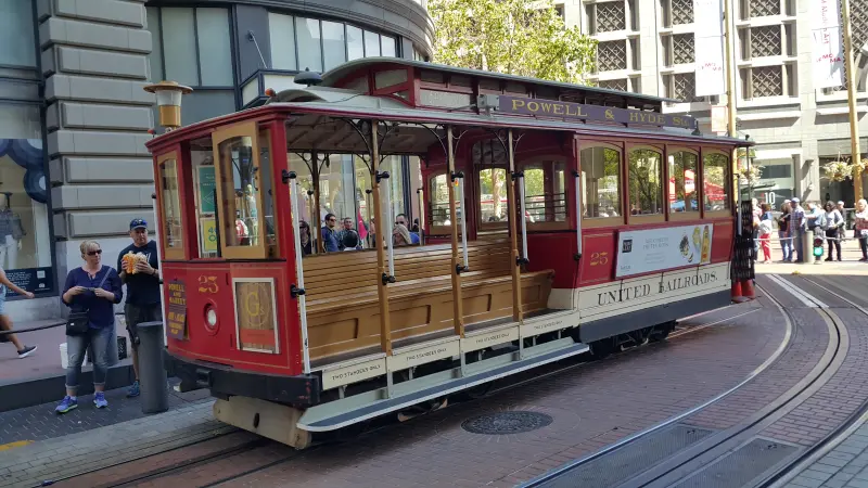 San Francisco 전차를 종점에서 기다리는 모습