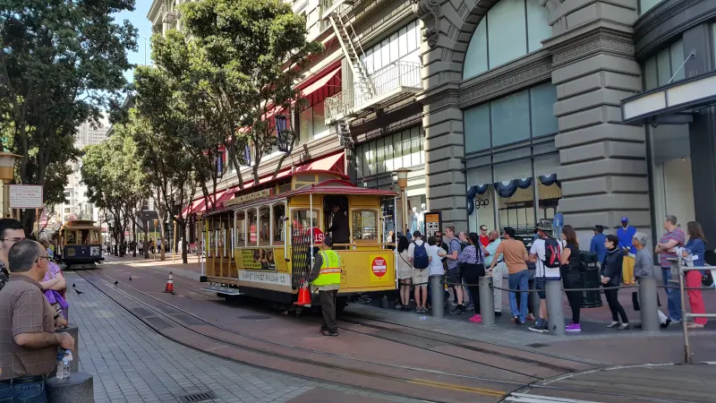 San Francisco 전차를 종점에서 기다리는 모습
