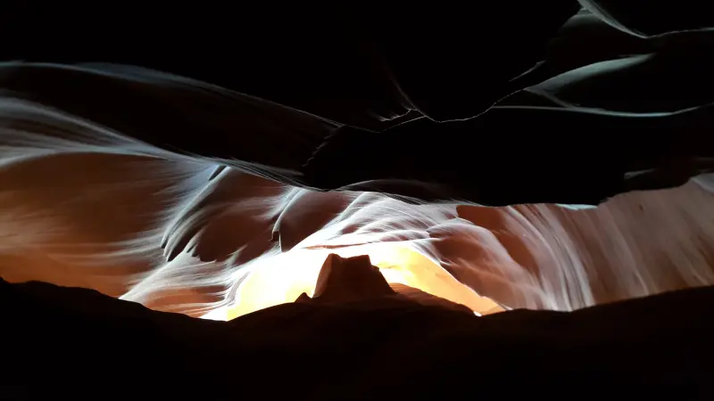 Antelope Canyon의 내부 모습 매끈한 바위의 모습이 보이며 빛이 들어와 멋있음