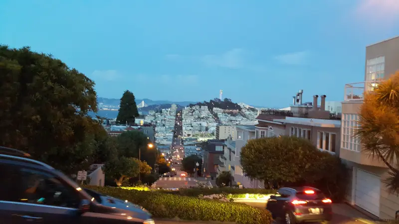 Lombard Street 위에서 바라본 시내의 모습으로 야경이 보임