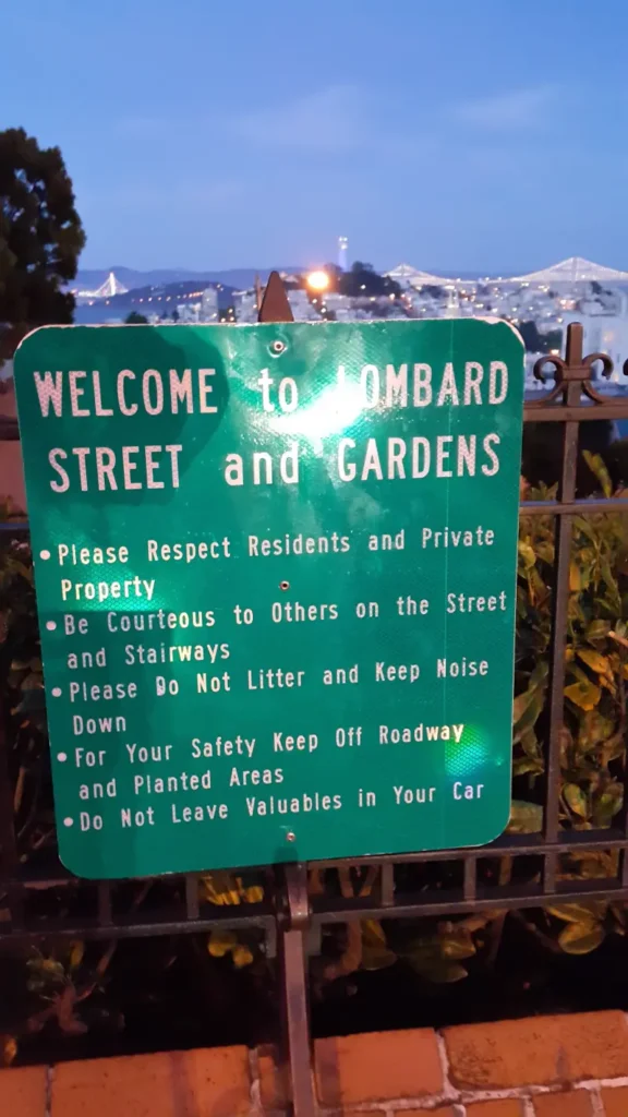 Lombard Street 환영 표지판