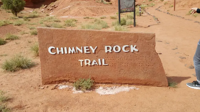 Chimney Rock Trail을 안내하는 표지판