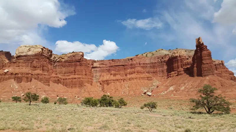 Capitol Reef Park의 절벽 모습이며 여러 층으로 흙이 쌓여 있음