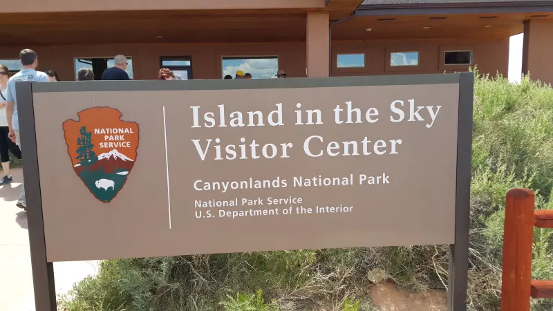 Canyonland의 방문자 센터 표지판에 Island In The Sky라고 쓰여짐