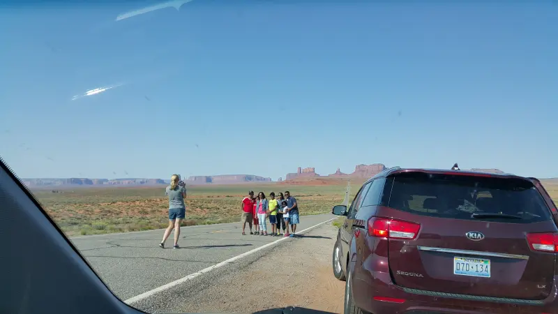 Forrest Gump Road 위에서 사진을 찍는 외국인 가족