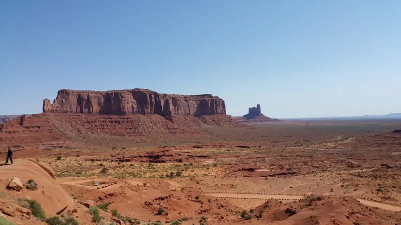 Monument Valley의 웅장한 모습으로 멀리 솟아오른 버트가 보임