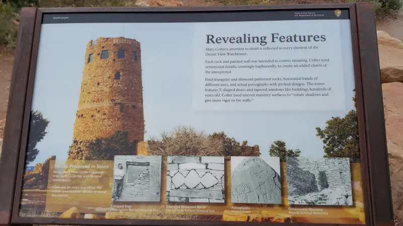 Grand Canyon East Rim 안내판으로 둥글고 원형으로 된 탑 모양이 그려져 있음