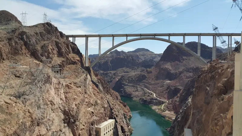 Hoover Dam위에 보이는 철교로 절벽 양쪽을 오갈 수 있게 되어 있음