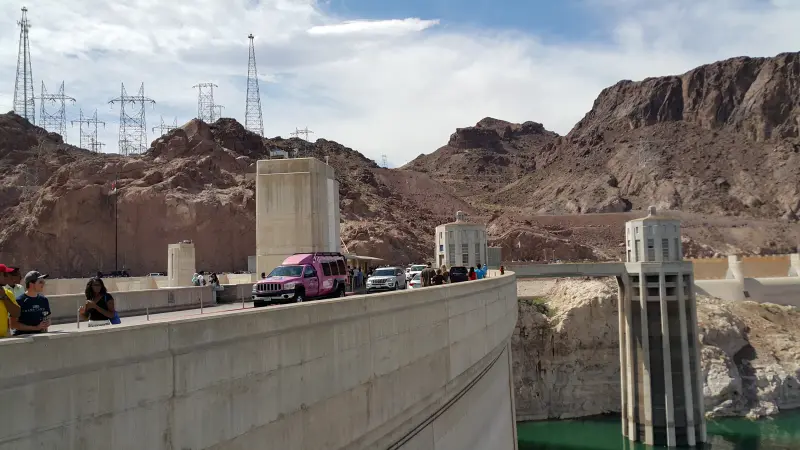 Hoover Dam위의 도로이며 양쪽을 오갈 수 있게 되어 있음
