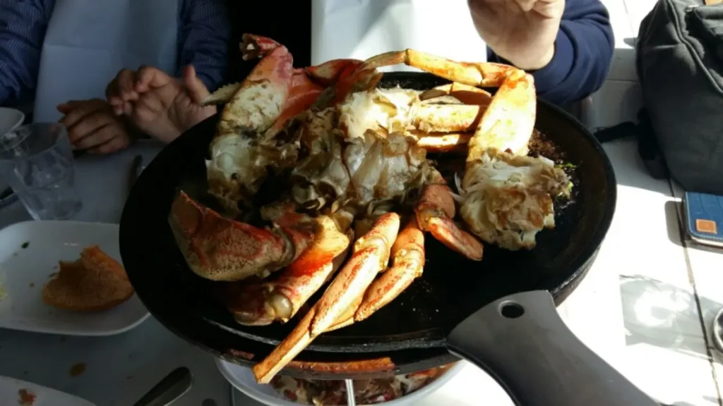 Fisherman's Wharf 건물내의 식당 킹크랩이 요리되어 있음