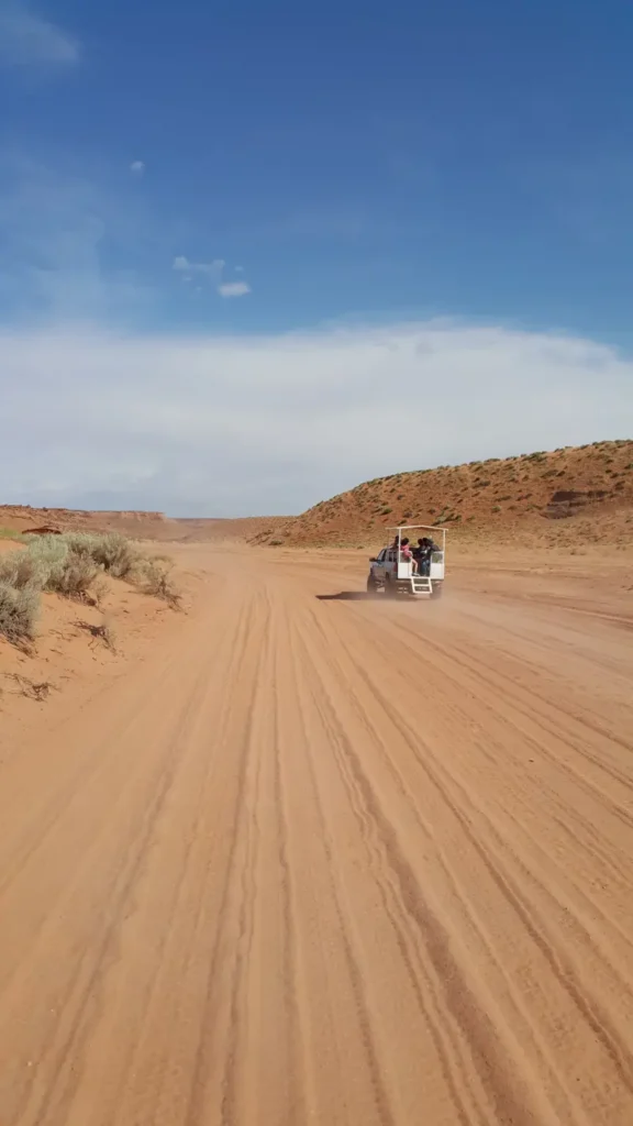 Antelope Canyon 투어를 위한 회사 차량을 타고 사막을 가로 질러 달리는 모습
