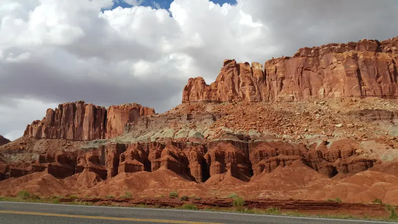 Capitol Reef Park의 층층히 쌓여진 단층의 모습