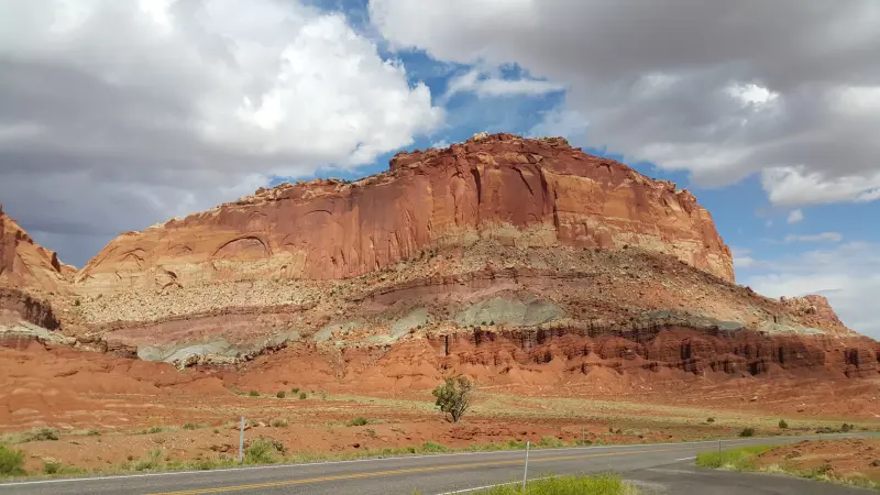 Capitol Reef Park의 절벽 앞에 24번 도로가 보임
