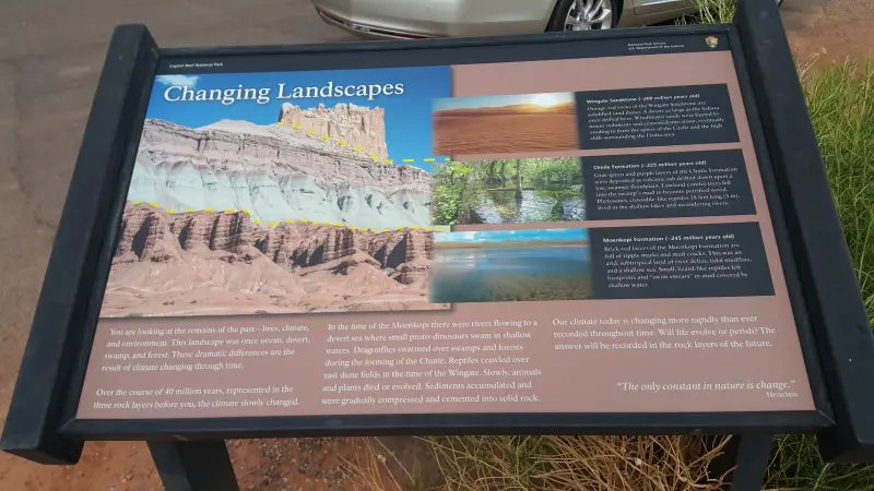 Capitol Reef Park의 안내 표지판으로 Changing Landscapes란 말이 적혀 있음