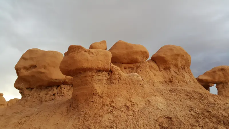 Goblin Valley State Park의 후두 모습이 버섯과 같이 둥근 모습