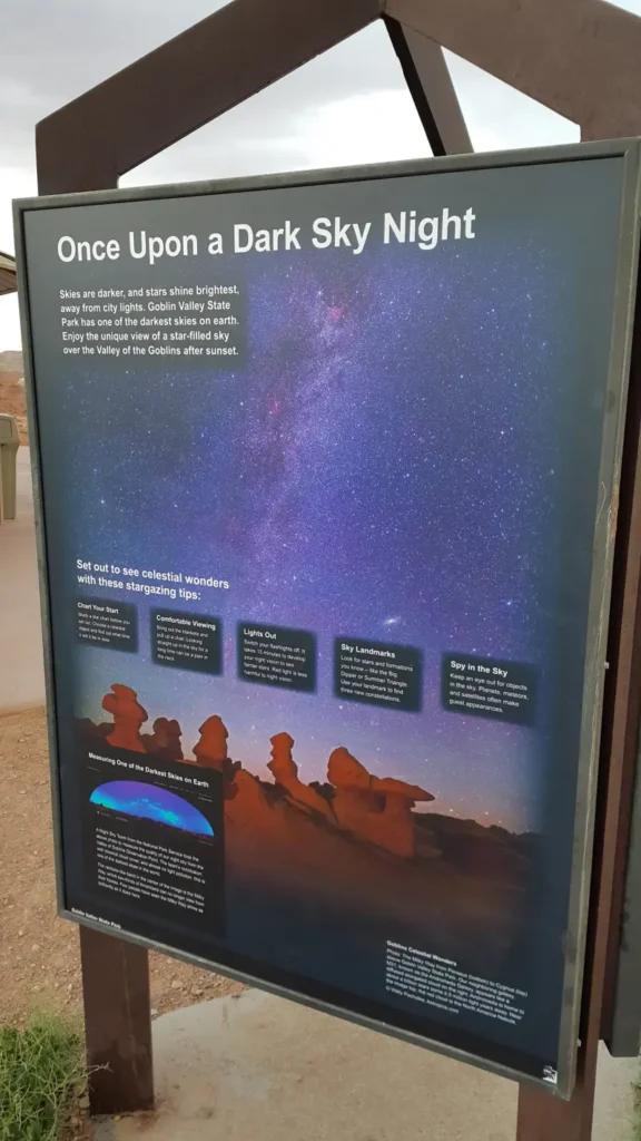 Goblin Valley State Park의 표지판으로 공원위에 달빛이 쏟아지는 모습