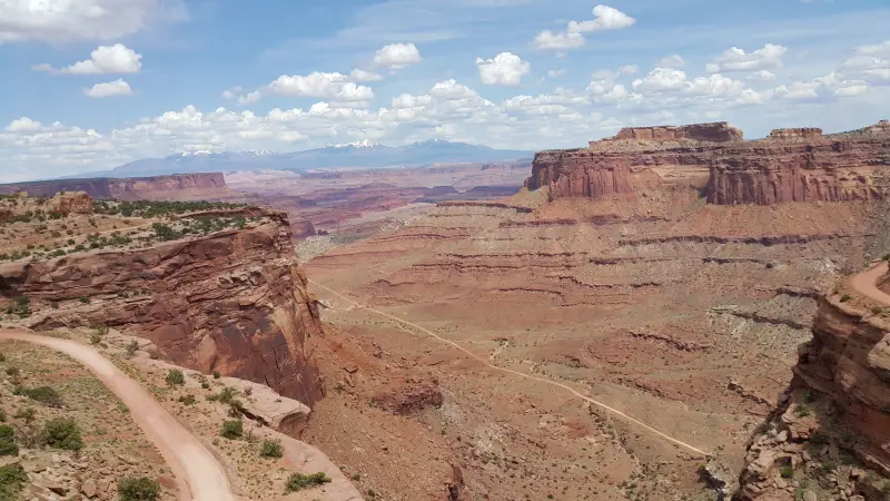 Island In The Sky의 Shafer Canyon Overlook전경으로 멀리 계곡 아래 도로가 작게 보임