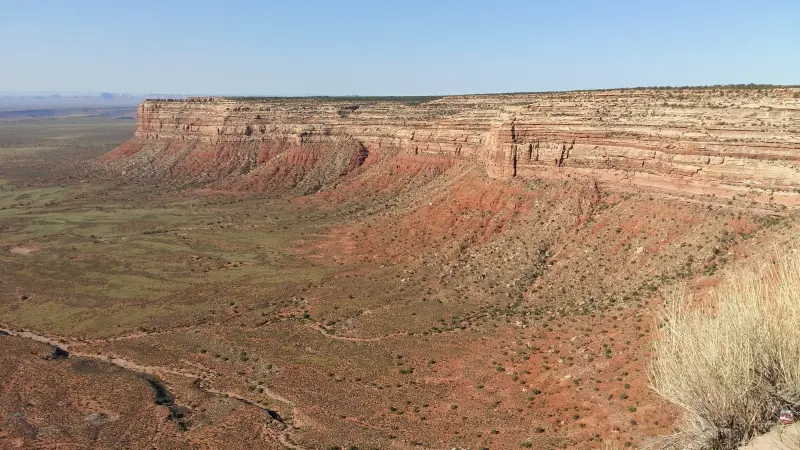 Moki Dugway 전망대에서 바라본 모습으로 넓은 광야에 쭉 뻗은 도로가 보임