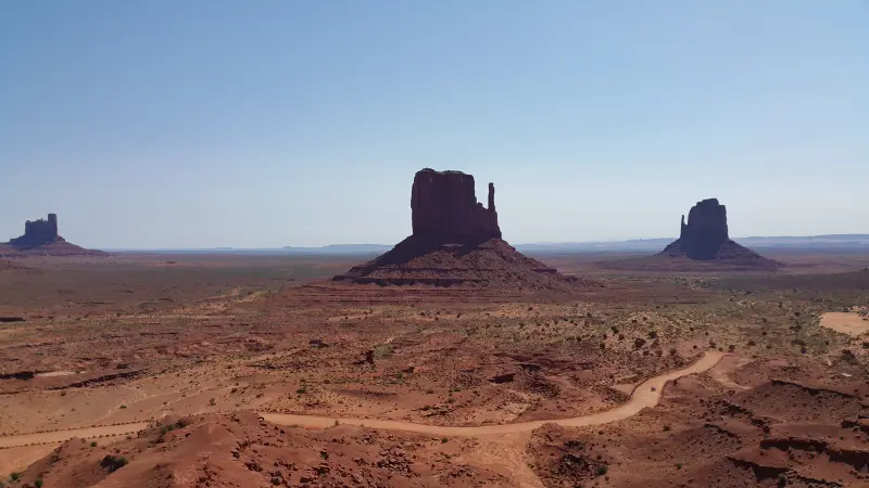 Monument Valley의 웅장한 모습으로 멀리 솟아오른 버트가 보이며 17마일 루프가 보임