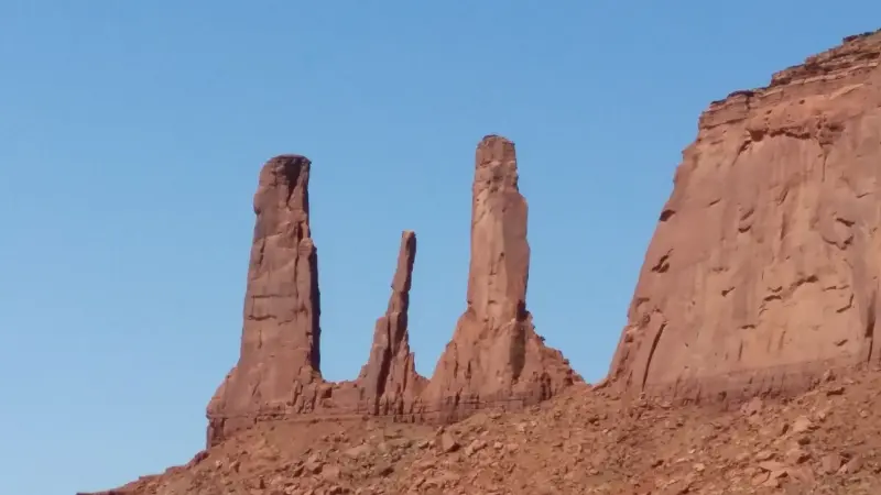 Monument Valley의 웅장한 모습으로 세자매 탑이 보임