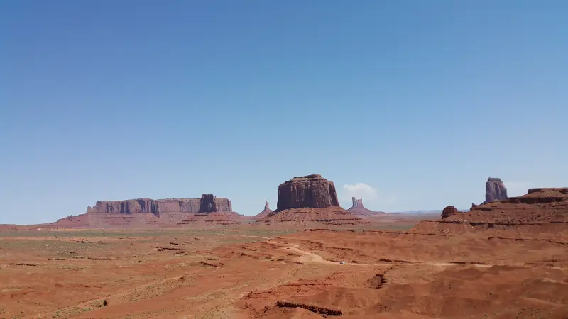 Monument Valley의 웅장한 모습으로 멀리 솟아오른 버트가 보임