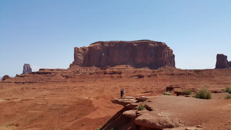 Monument Valley의 웅장한 모습으로 멀리 솟아오른 버트가 보임