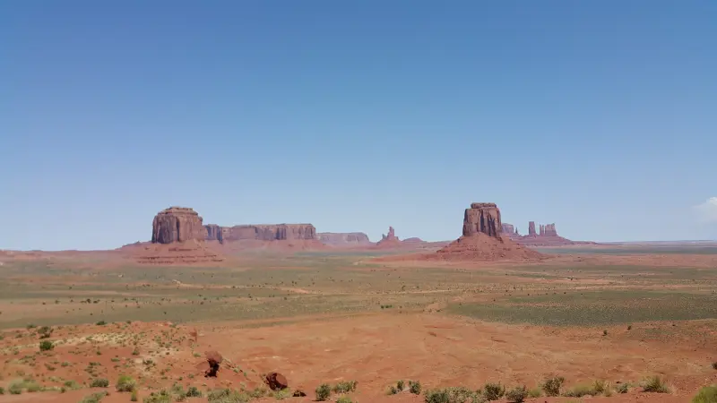 Monument Valley의 웅장한 모습으로 멀리 솟아오른 버트가 보임