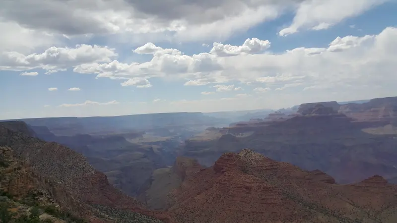 Grand Canyon East Rim의 전경으로 멀리 계곡과 흰구름이 보임