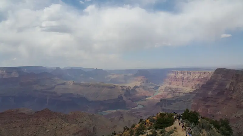 Grand Canyon East Rim의 전경으로 멀리 계곡과 흰구름이 보임