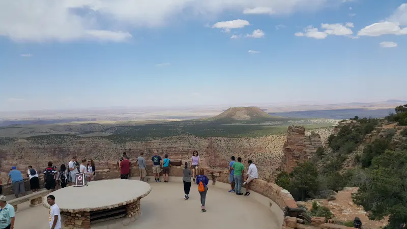 Grand Canyon East Rim의 전망대이며 멀리 계곡과 흰구름이 보임