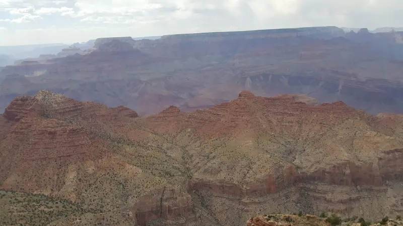 Grand Canyon East Rim의 전경으로 멀리 계곡과 흰구름이 보임