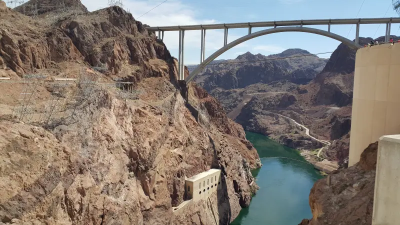 Hoover Dam위에 보이는 철교로 절벽 양쪽을 오갈 수 있게 되어 있음