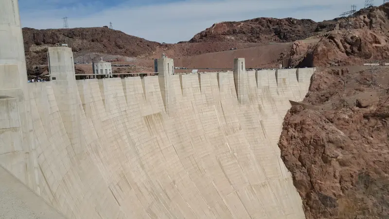 Hoover Dam의 콘크리트 구조물의 웅장한 모습