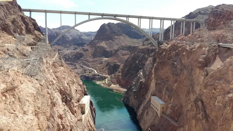 Hoover Dam위에 보이는 철교로 절벽 양쪽을 오갈 수 있게 되어 있음
