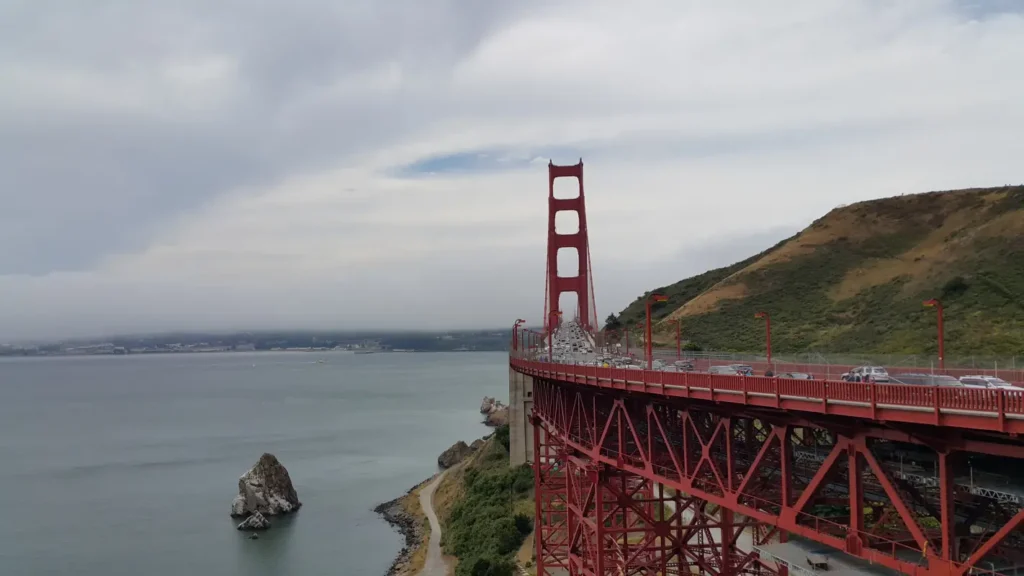 금문교 Golden Gate Bridge 사진 스팟으로 붉은 색 다리와 주탑, 승용차 등이 보임