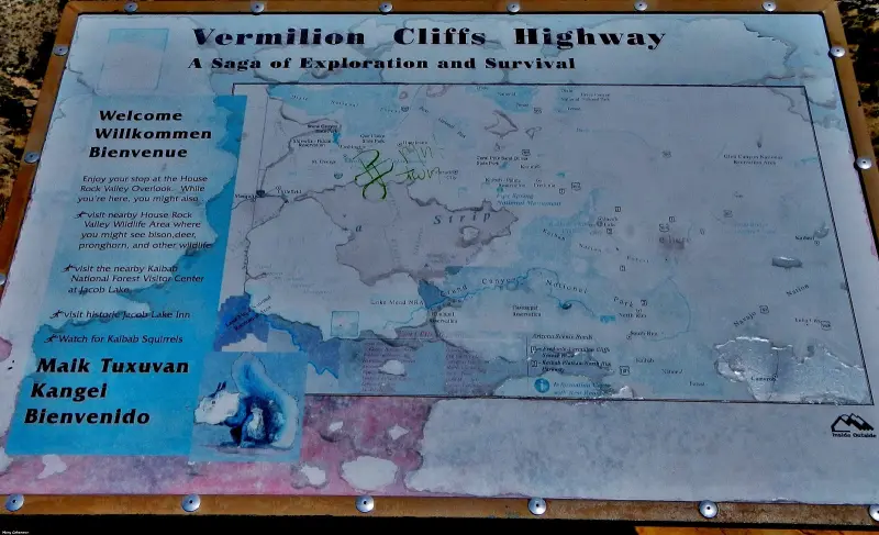 Vermilion Cliff Highway를 안내하는 표지판으로 흰색, 파랑색 등이 혼합되어 만들어진 표지