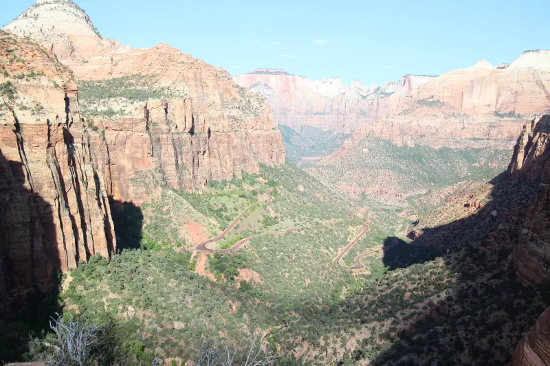 Zion - Canyon Overlook Trail 트레킹 정상에서 바라본 공원의 모습이며 아래쪽으로 도로가 보임