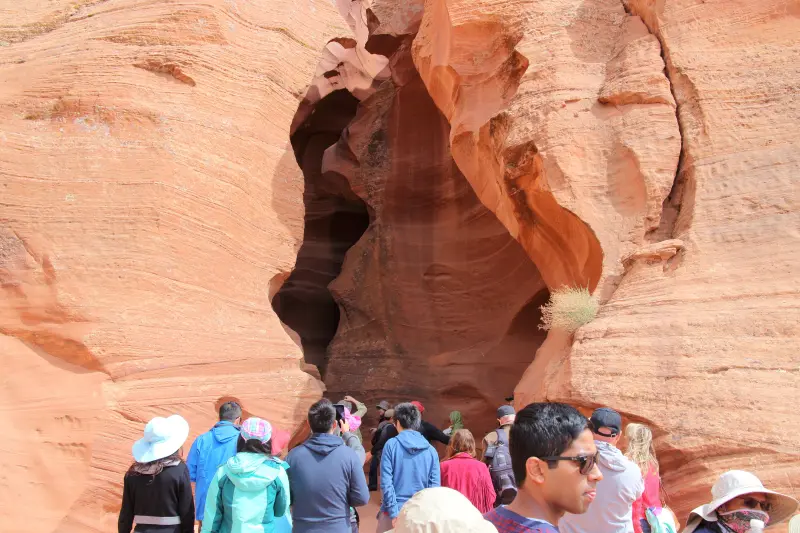 Antelope Canyon 투어를 위해 입구앞에서 가이드의 설명을 듣고 있음