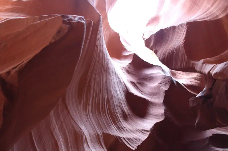 Antelope Canyon의 내부 모습 매끈한 바위의 모습이 보이며 빛이 들어와 멋있음