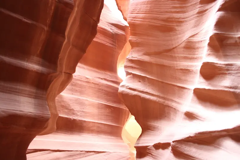 Antelope Canyon의 내부 모습 매끈한 바위의 모습이 보이며 빛이 들어와 멋있음