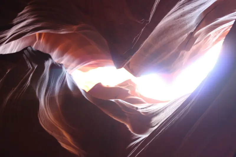 Antelope Canyon의 내부 모습 매끈한 바위의 모습이 보이며 빛이 들어와 멋있음