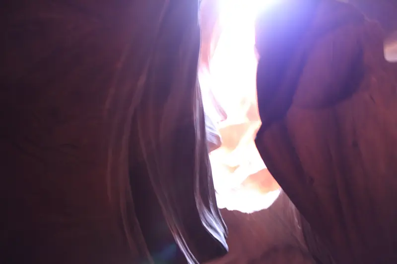 Antelope Canyon의 내부 모습 매끈한 바위의 모습이 보이며 빛이 들어와 멋있음