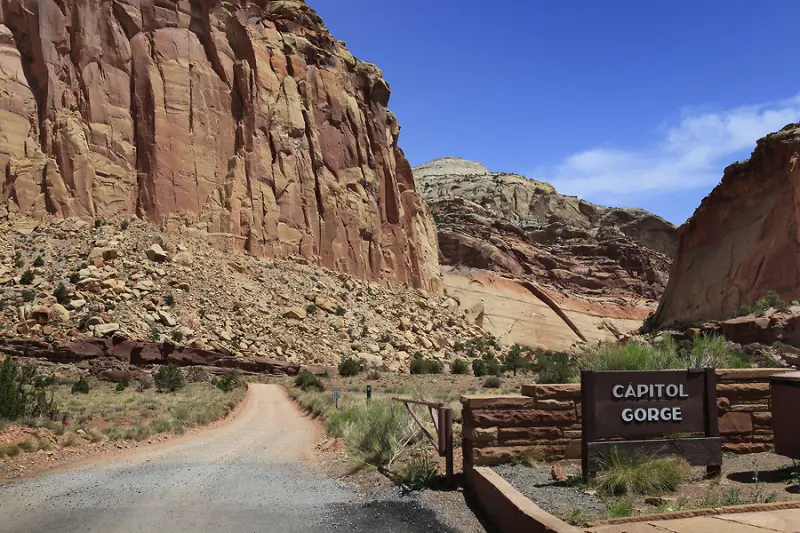 Capitol Reef Park의 Capitol Gorge라는 팻말이 보임