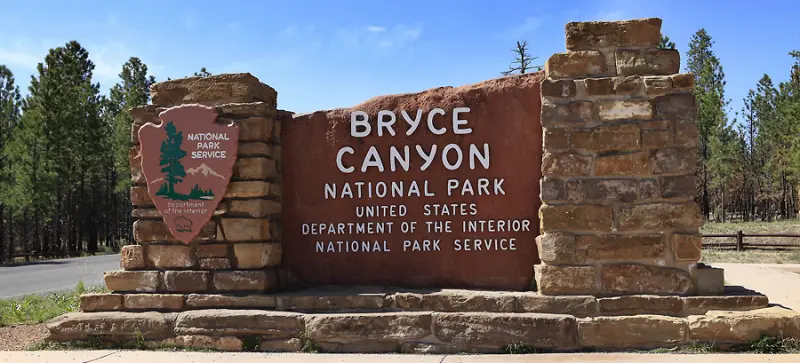 Bryce Canyon 정문이며 돌로 양쪽에 기둥을 만들어 가운데에 안내 표지가 있음