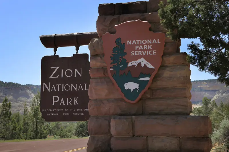 Zion National Park 안내판이 걸려 있는 모습