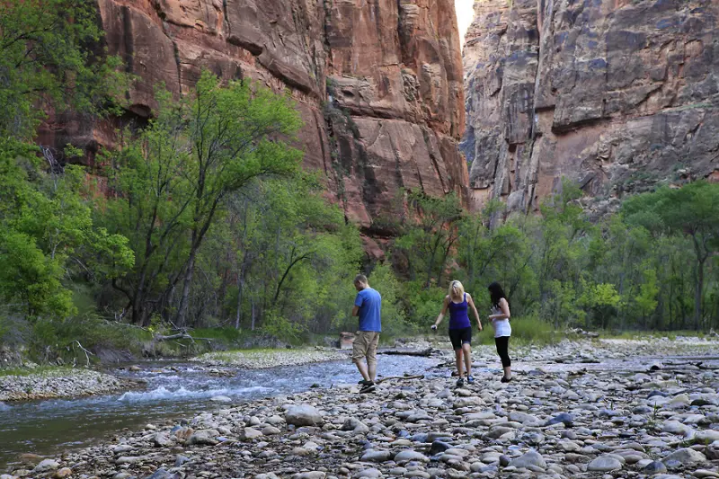 Zion National Park 에서 미국인 가족이 트레킹을 하는 모습