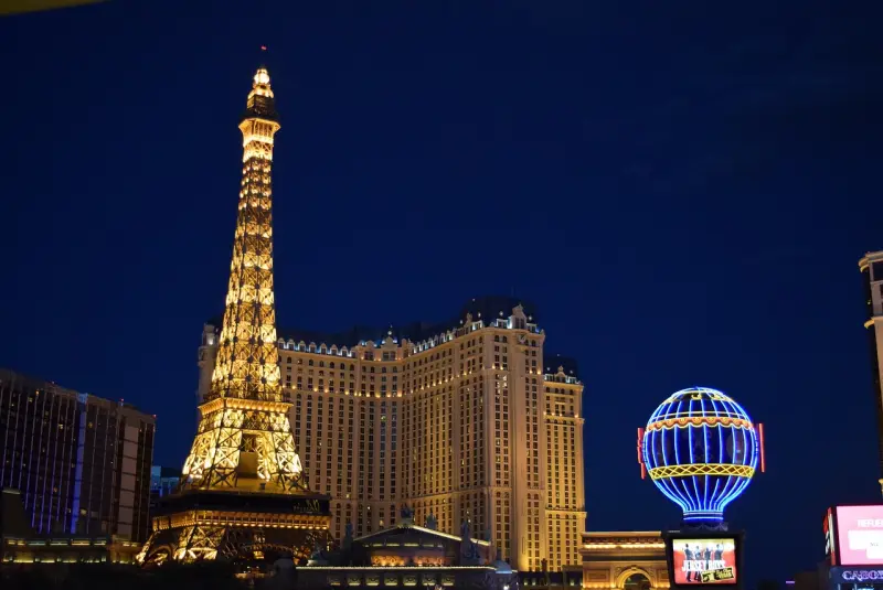 Las Vegas의 파리스와 플래닛 호텔로 야경의 선명한 모습이 멋있음